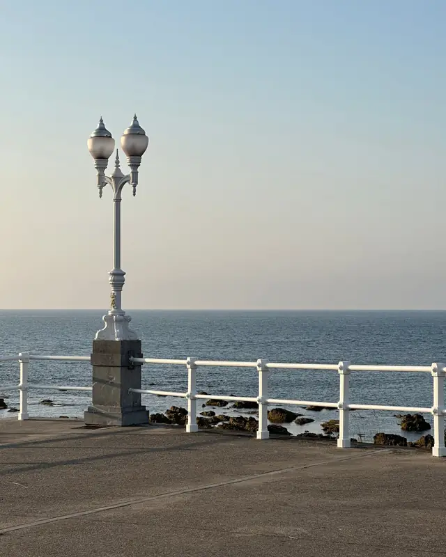 Farola del paseo del Muro de San Lorenzo, en Gijón, frente al mar Cantábrico